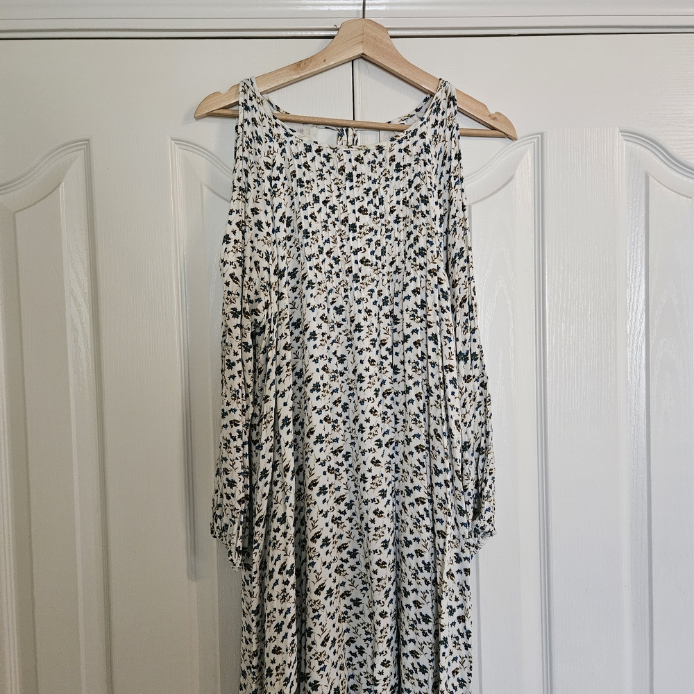 Old Navy Black and White Floral Long Sleeve Dress